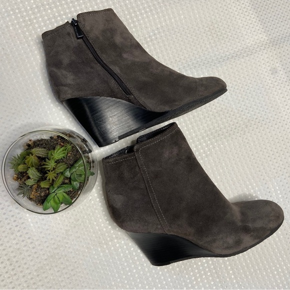 VINCE CAMUTO - Zandra Suede Wedge Booties 9.5m - Picture 5 of 10